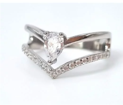 Серебряное кольцо с фианитами. Капля Umax 10605 р.