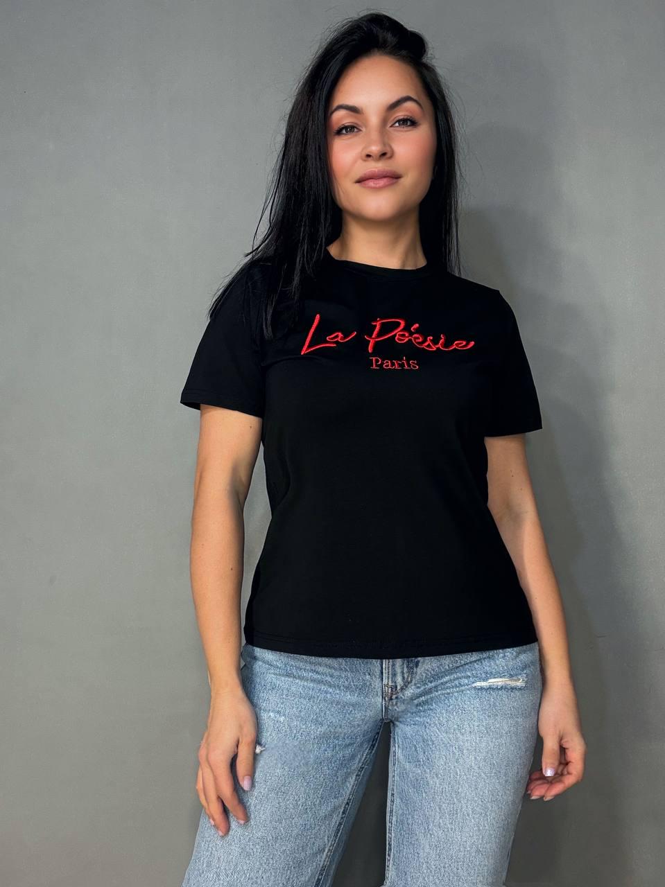 Футболка женская A-N 30103 базовая с вышивкой La Poésie Paris однотонная OS Черный (6212) Футболка женская A-N 30103 базовая с вышивкой La Poésie Paris однотонная OS Черный (6212)