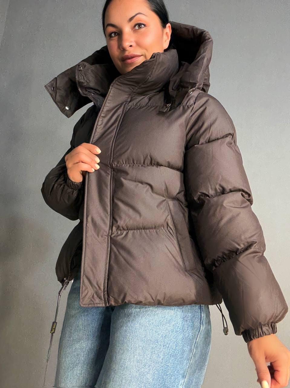 Куртка женская Lady Yep 10005 дутая пуффер с капюшоном р. 42 Коричневый - фото 9 Куртка женская Lady Yep 10005 дутая пуффер с капюшоном р. 42 Коричневый - фото 9