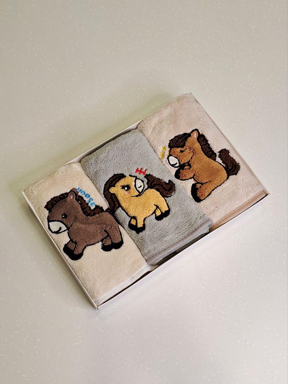 Набор подарочных полотенец Colorful Home 3 шт. с петелькой из микрофибры 25х50 см Лошадки (1523) - фото 2 Набор подарочных полотенец Colorful Home 3 шт. с петелькой из микрофибры 25х50 см Лошадки (1523) - фото 2