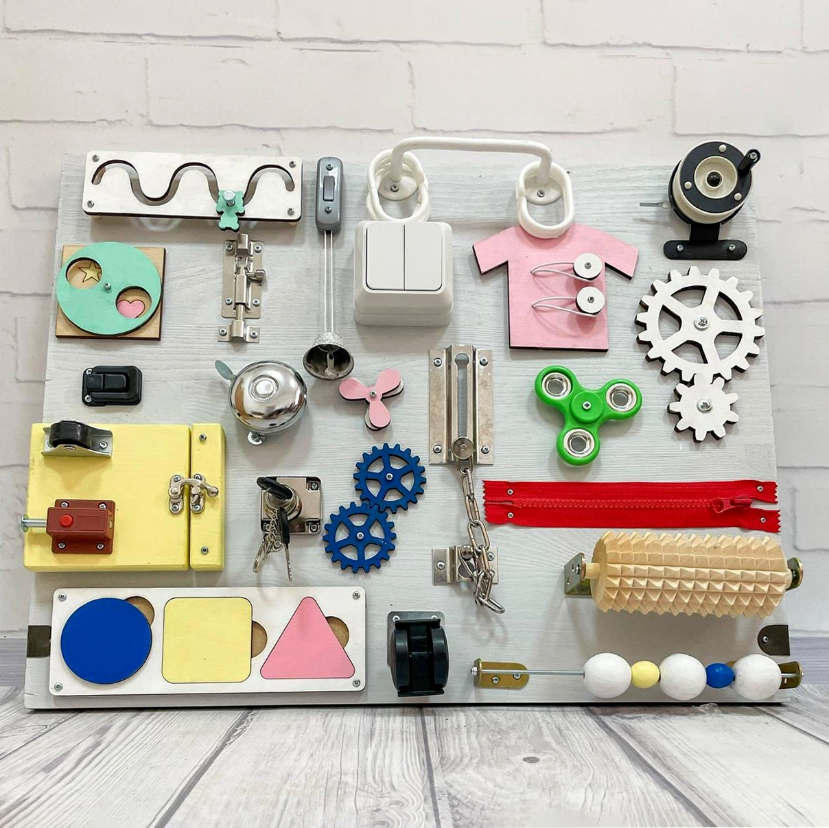 Бизиборд для детей 25 элементов натуральное дерево 50х40 см Серый с разноцветным