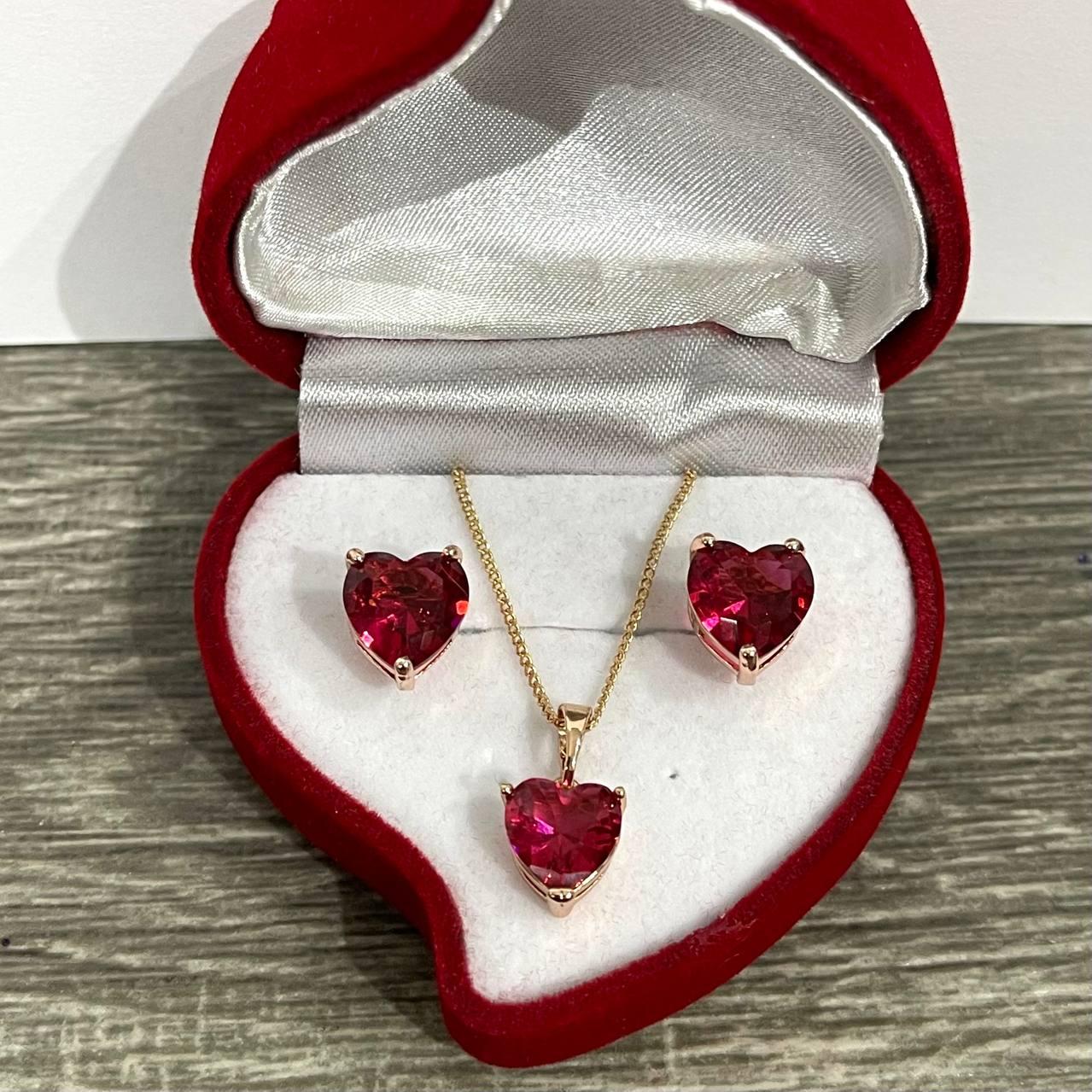 Набір прикрас сережки і кольє Сердечка малиновий сапфір Xuping Jewelry медзолото з цирконами упакований в оксамитовій коробочці (83103174)