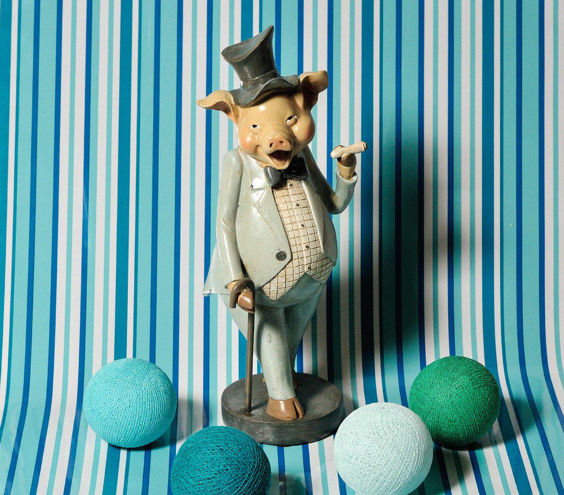 Статуэтка декоративная Свин с сигаретой в голубом (2468)