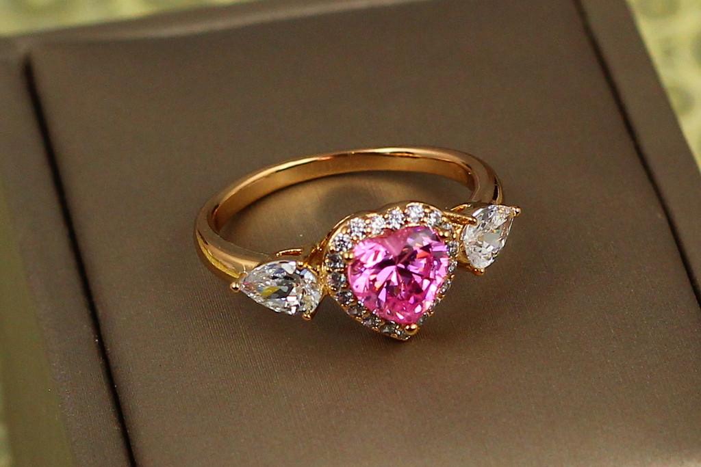 Кольцо Xuping Jewelry Купидон с розовым камнем р. 16 Золотистый