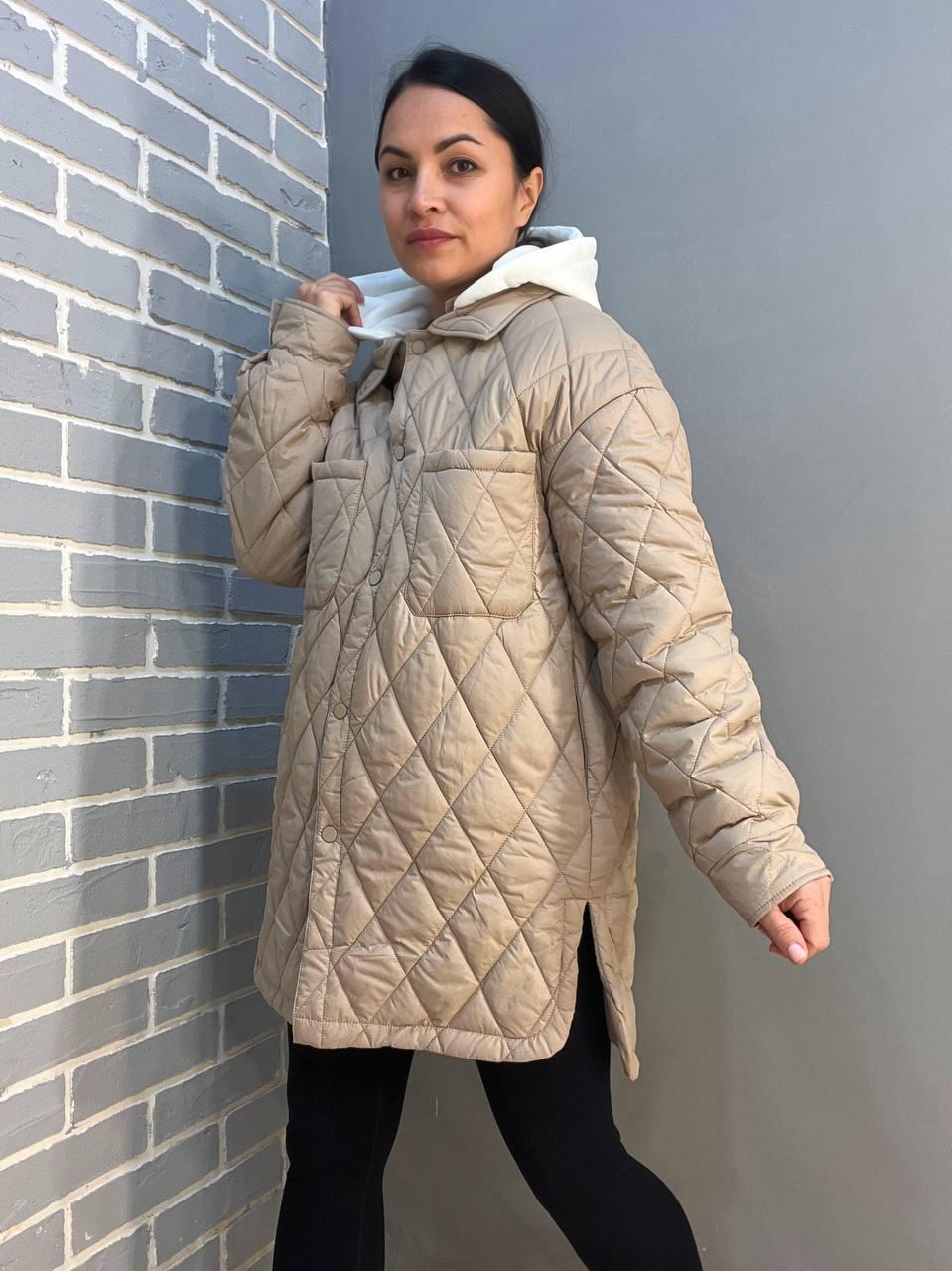 Куртка женская HAIZIYUAN 1870 длинная рубашка наложенные карманы на кнопках трикотажный капюшон M Бежевый (1450) - фото 3 Куртка женская HAIZIYUAN 1870 длинная рубашка наложенные карманы на кнопках трикотажный капюшон M Бежевый (1450) - фото 3