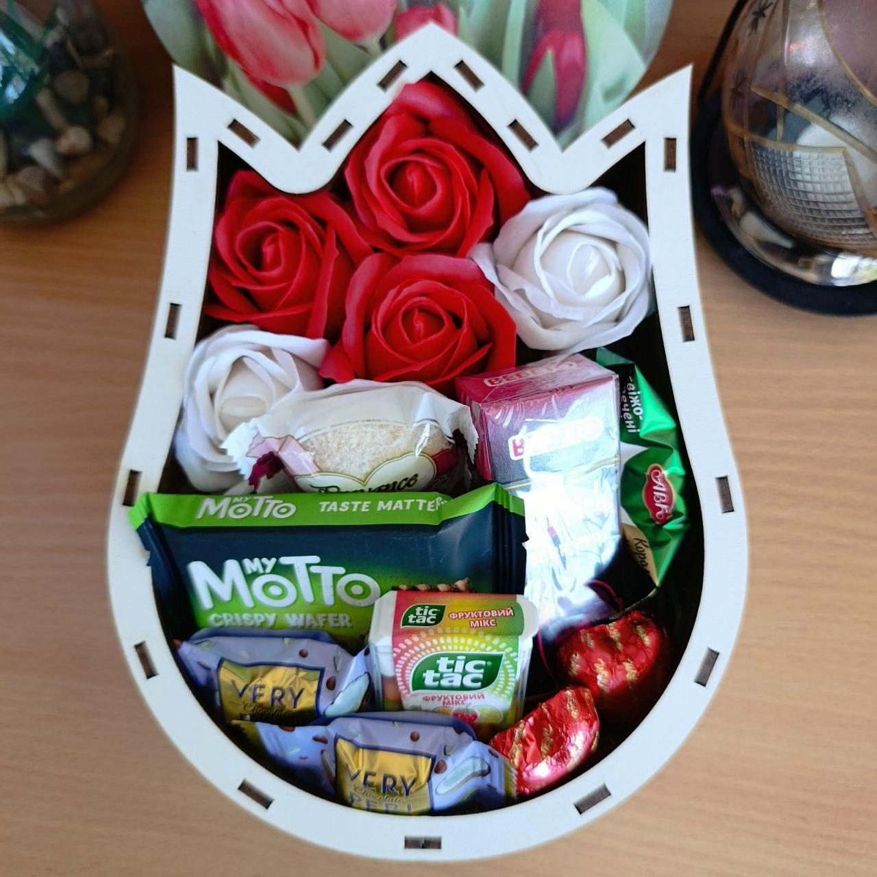 Бокс із солодощами та трояндами для дівчини на день закоханих/8 березня/день народження (ar252)