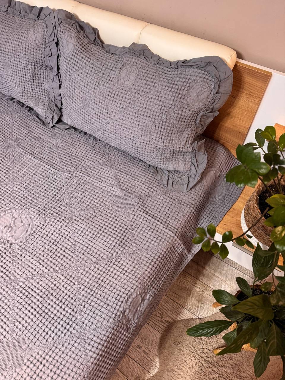 Комплект вафельный евро покрывало-простынь 200х230 см/наволочки с рюшами 2 шт. 50х70 см Графитовый (П4К-al-n-vaf-004) - фото 5 Комплект вафельный евро покрывало-простынь 200х230 см/наволочки с рюшами 2 шт. 50х70 см Графитовый (П4К-al-n-vaf-004) - фото 5