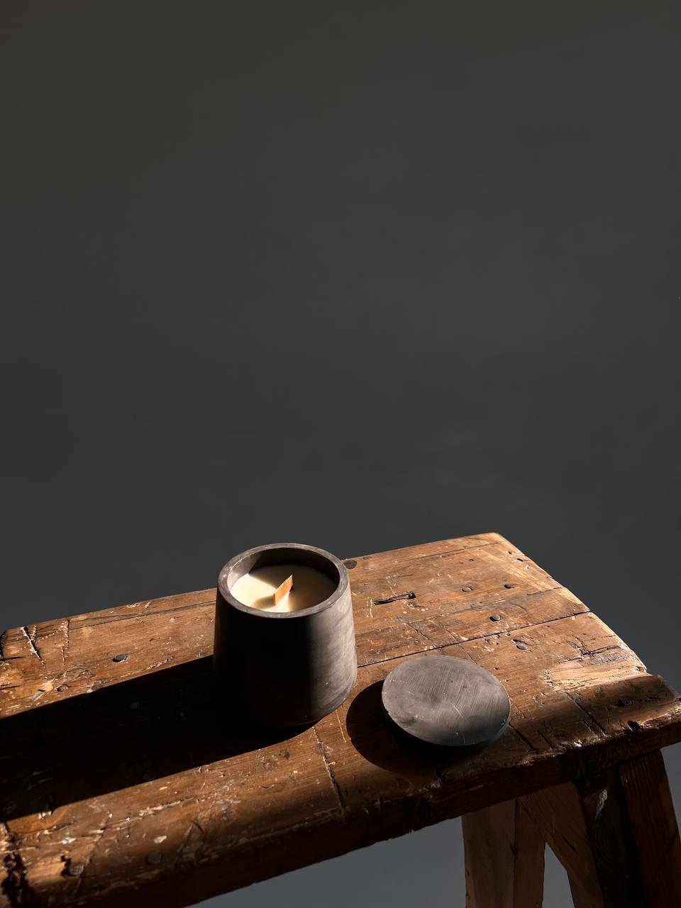 Аромасвеча соевая Горный туман в графитовой гипсовой чашке с крышечкой (28106999)