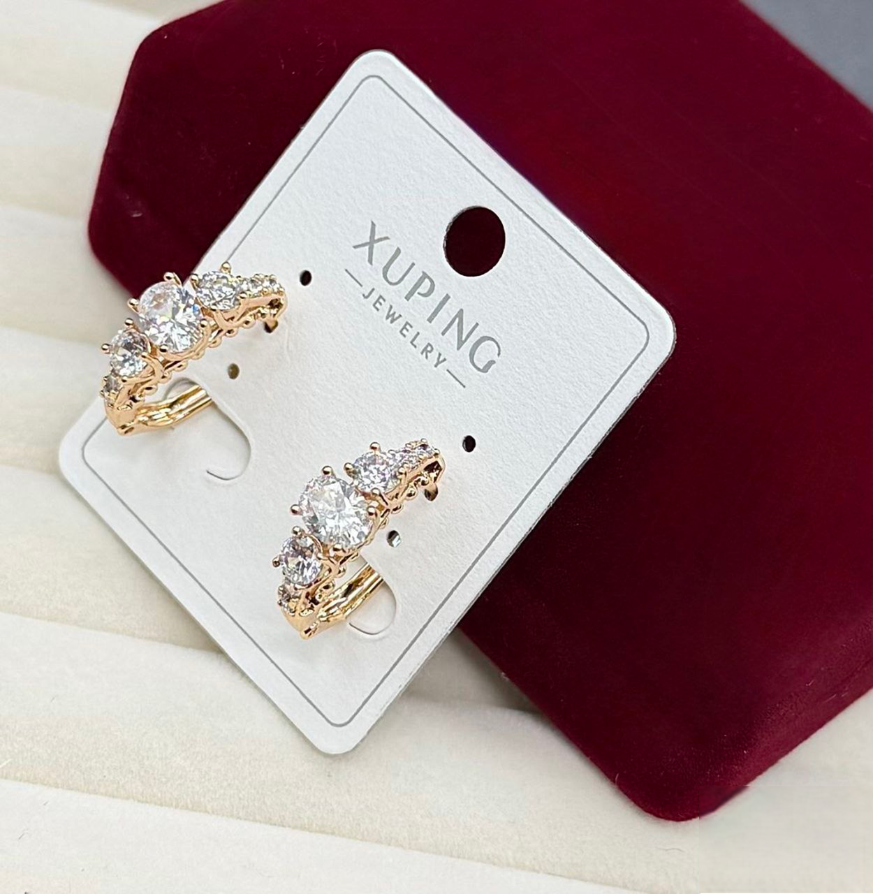 Серьги полукольца Xuping гипоаллергенное медицинское золото с тремя прозрачными кристаллами (2906455757)