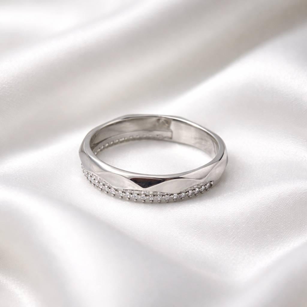 Кольцо серебрянное LoveR в геометрическом стиле с дорожкой фианитов р. 17