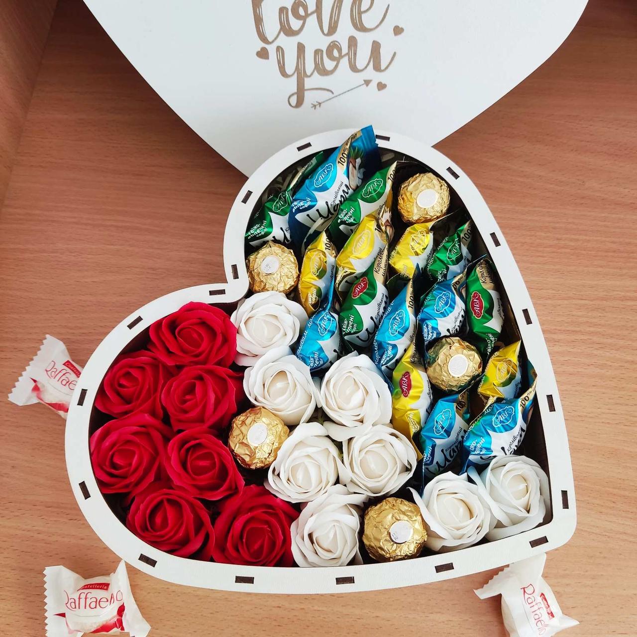 Подарочный бокс сердце с конфетами и розами для девушки на день рождения/на праздник (ar80)