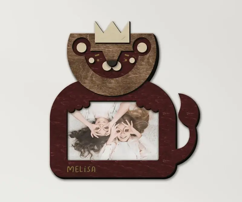 Фоторамка персонализированная с львом на 1 фото с гравировкой имени ребенка Бордовый (lion_4x6-4)
