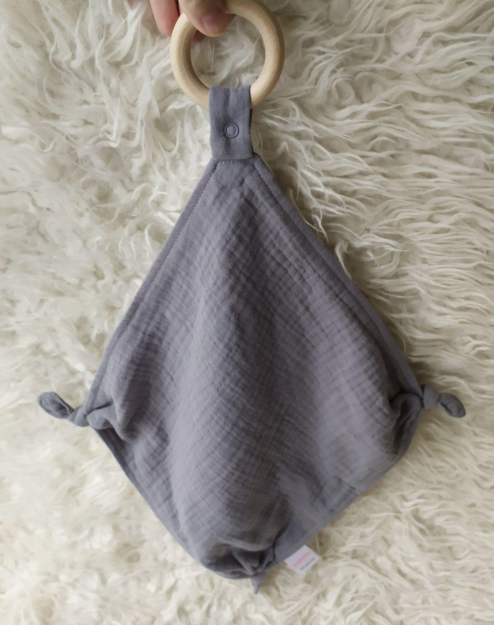 Деревянный эко прорезыватель для зубов Baby Lounge и хлопковое полотенце Серый - фото 2 Деревянный эко прорезыватель для зубов Baby Lounge и хлопковое полотенце Серый - фото 2