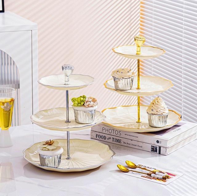 Тортівниця на 2 яруси пластикова 16х20х25 см Білий (14540) - фото 2 Тортівниця на 2 яруси пластикова 16х20х25 см Білий (14540) - фото 2