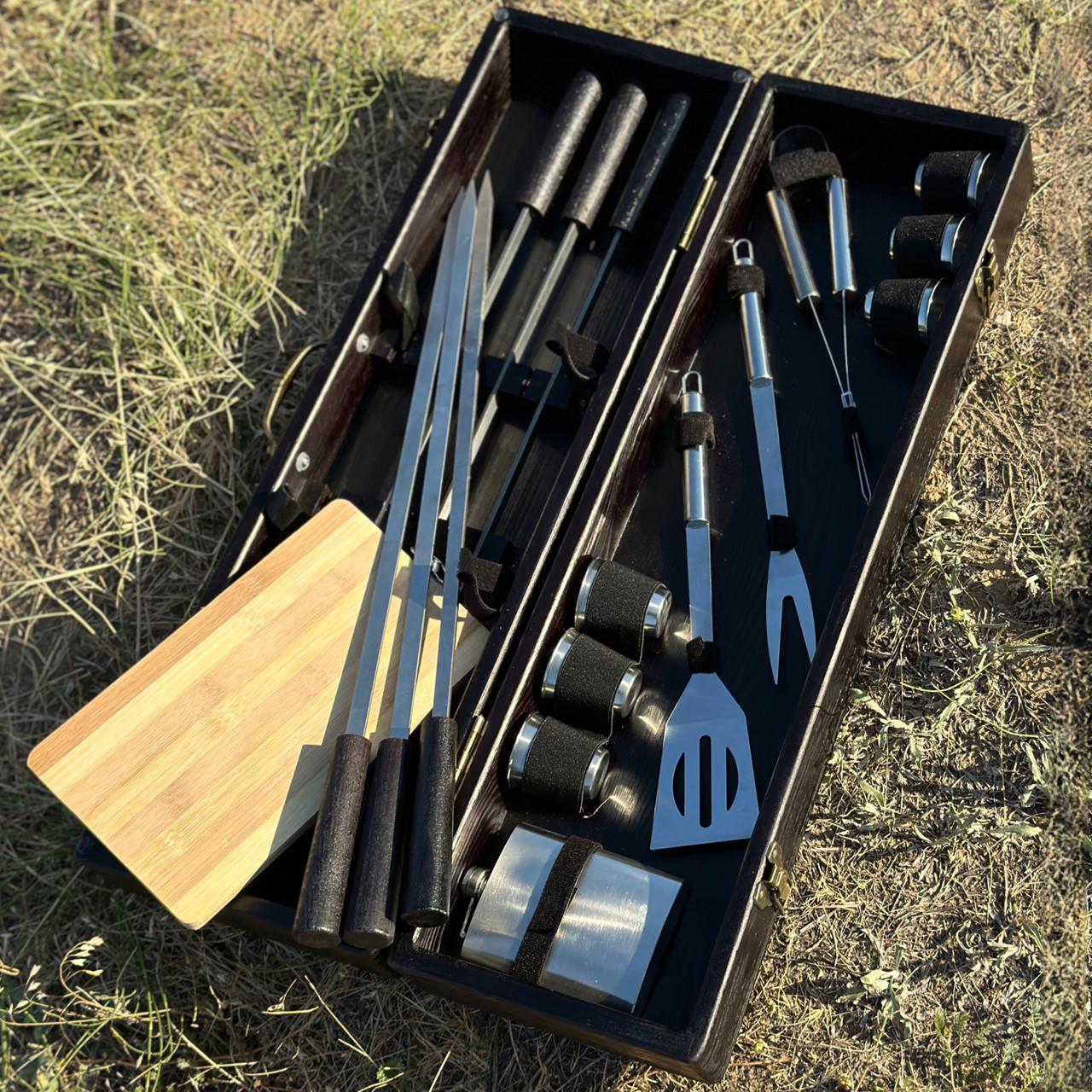 Набор шампуров и аксессуаров для барбекю с флягой и рюмками в деревянном кейсе ручная работа