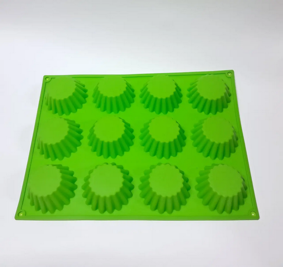 Силиконовая форма для выпечки кексов и маффинов 12 ячеек зеленый