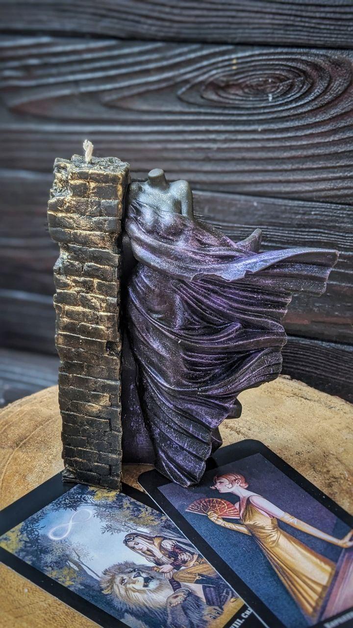 Свеча восковая Девушка в колонны