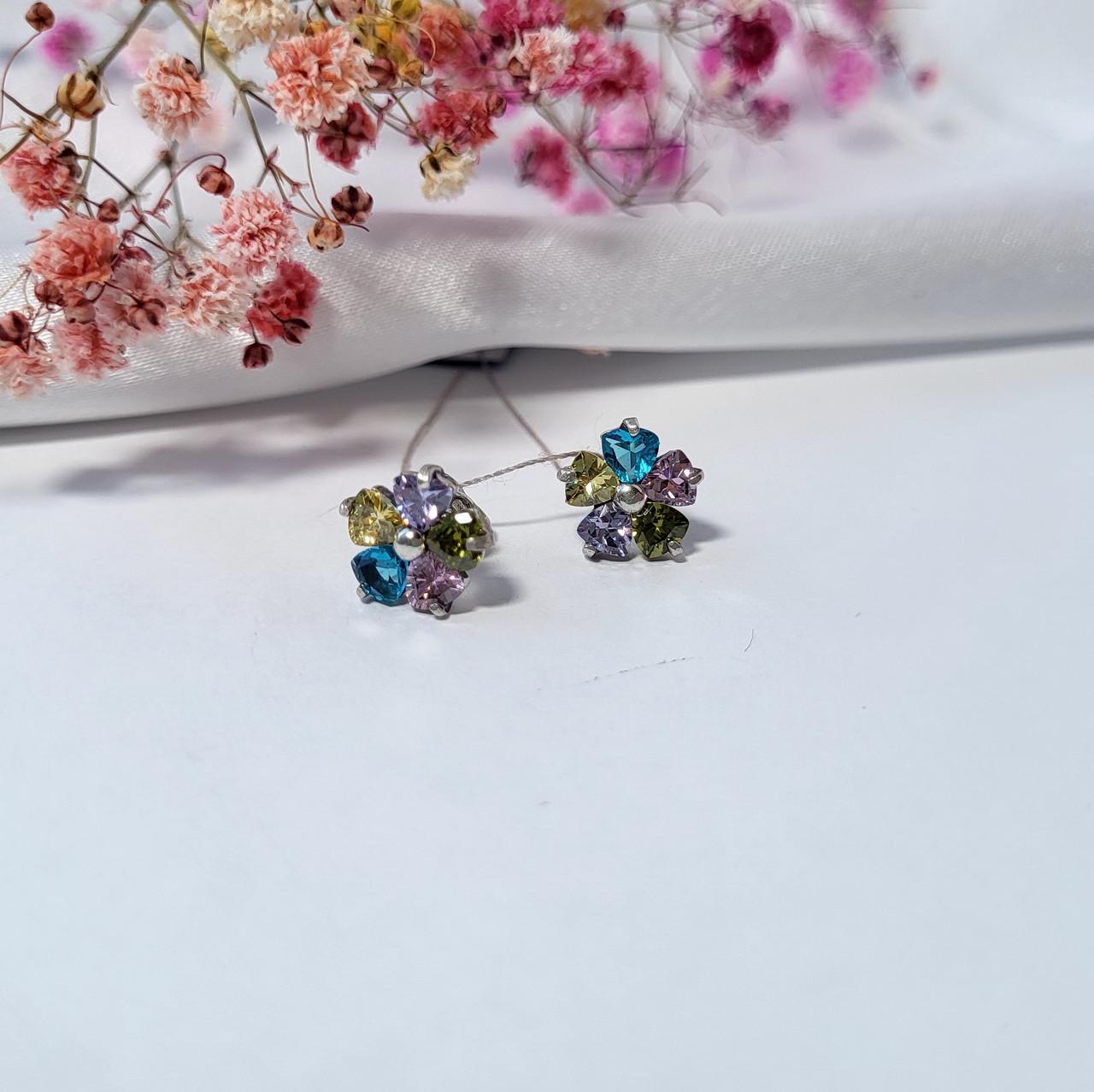 Серьги гвоздики Цветок с разноцветными камнями 2,70 г (2236)