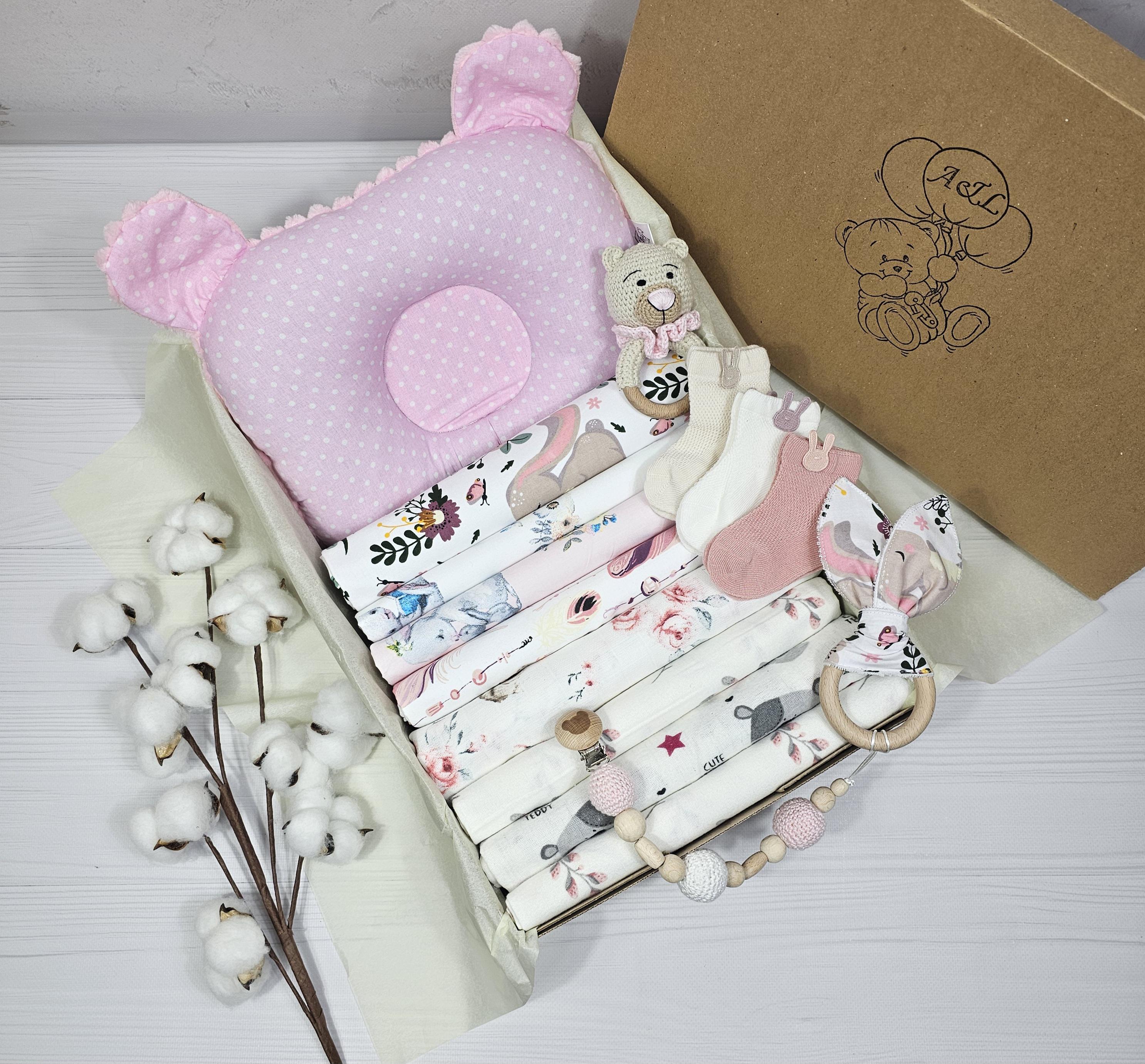 Набор для новорожденного a.l.babybox Зайчики на лужайке подушка/пеленки/игрушки (25807433)