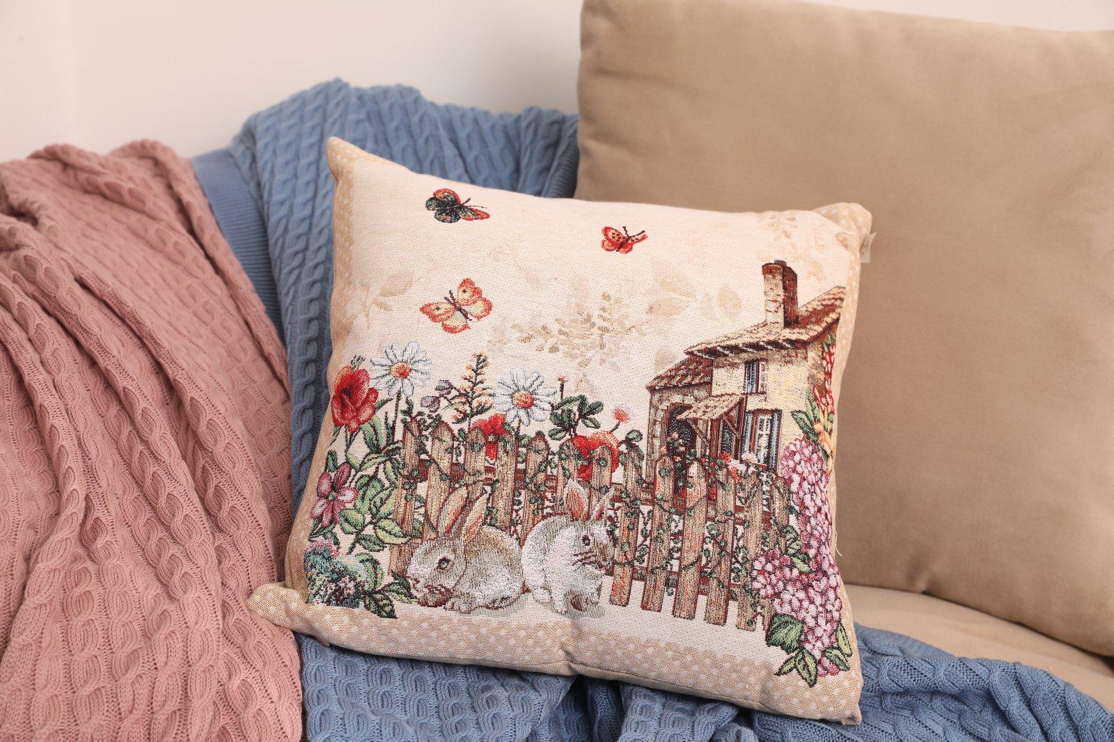 Подушка гобеленова Alicia Хатинка та кролики 45х45 см (026041)