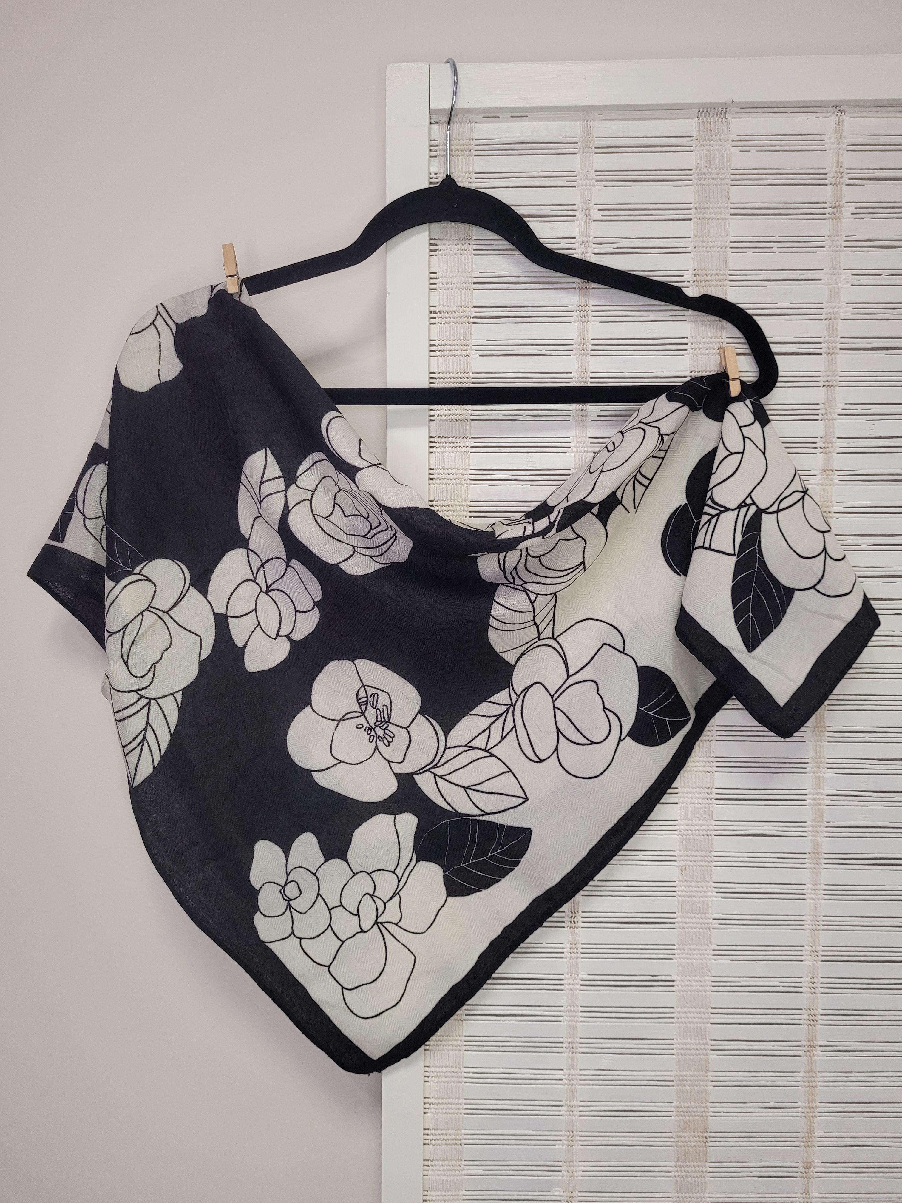 Хустка жіноча шийна з віскози Декоративні квіти 70х70 см Чорно-білий (009976)