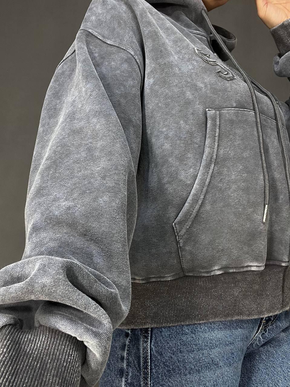 Худи женское JOY ONE 25513 вареное тай-дай вышивка впереди с капюшоном средняя длина OS Серый (3315) - фото 4 Худи женское JOY ONE 25513 вареное тай-дай вышивка впереди с капюшоном средняя длина OS Серый (3315) - фото 4