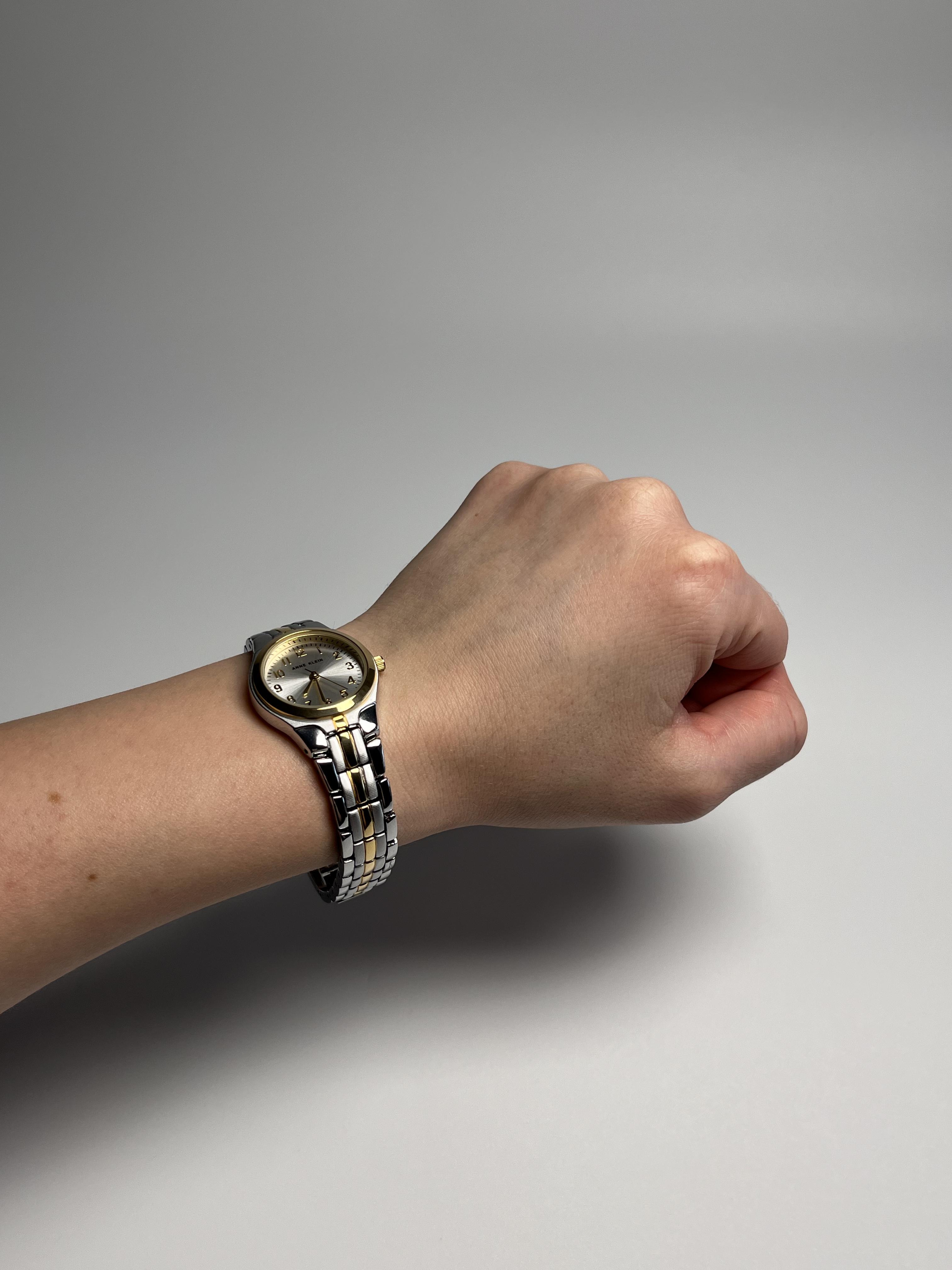 Часы женские Anne Klein 10/5491SVTT Серебристые (14438346) - фото 8 Часы женские Anne Klein 10/5491SVTT Серебристые (14438346) - фото 8