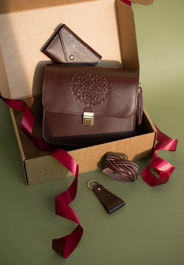 Набор подарочный кожаных аксессуаров женский Краст Бордовый (A-026236) Набор подарочный кожаных аксессуаров женский Краст Бордовый (A-026236)