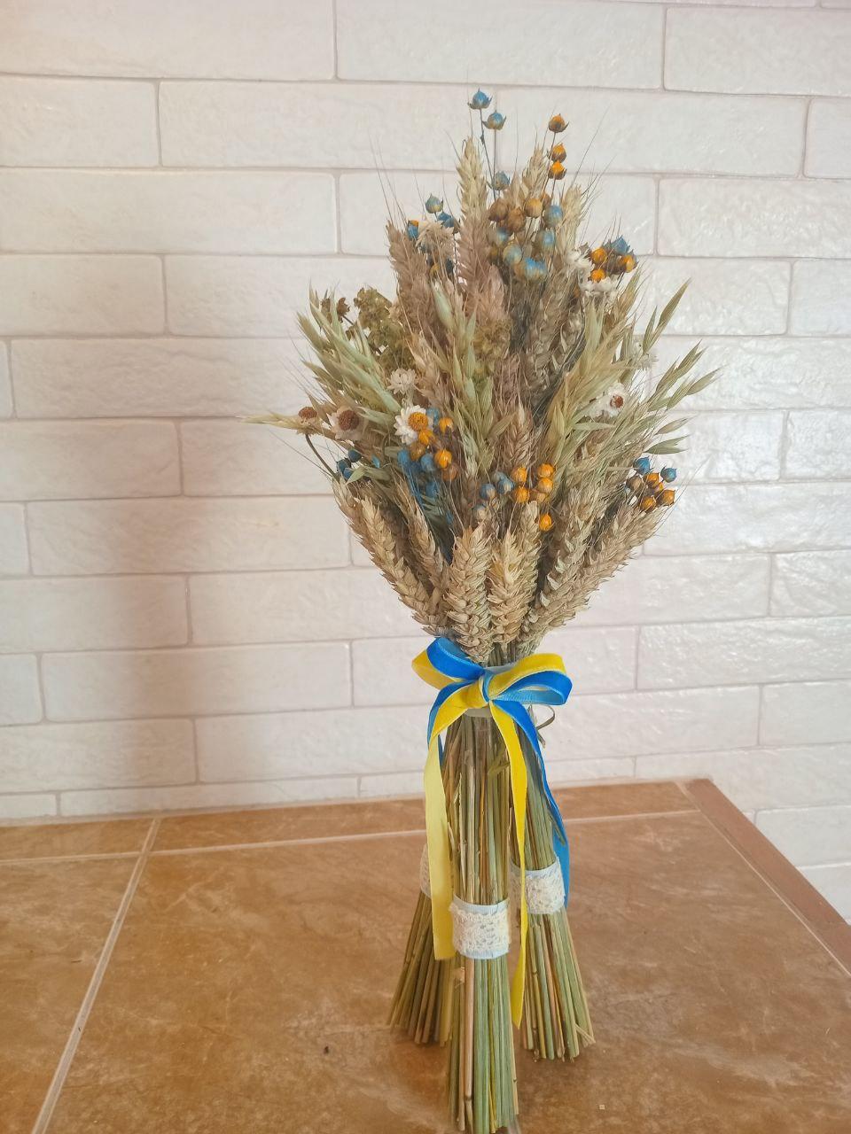 Дідух різдвяний з колосcя пшениці/льону та вівса на трьох ніжках 40-45 см з українською стрічкою (2814652889) - фото 4 Дідух різдвяний з колосcя пшениці/льону та вівса на трьох ніжках 40-45 см з українською стрічкою (2814652889) - фото 4