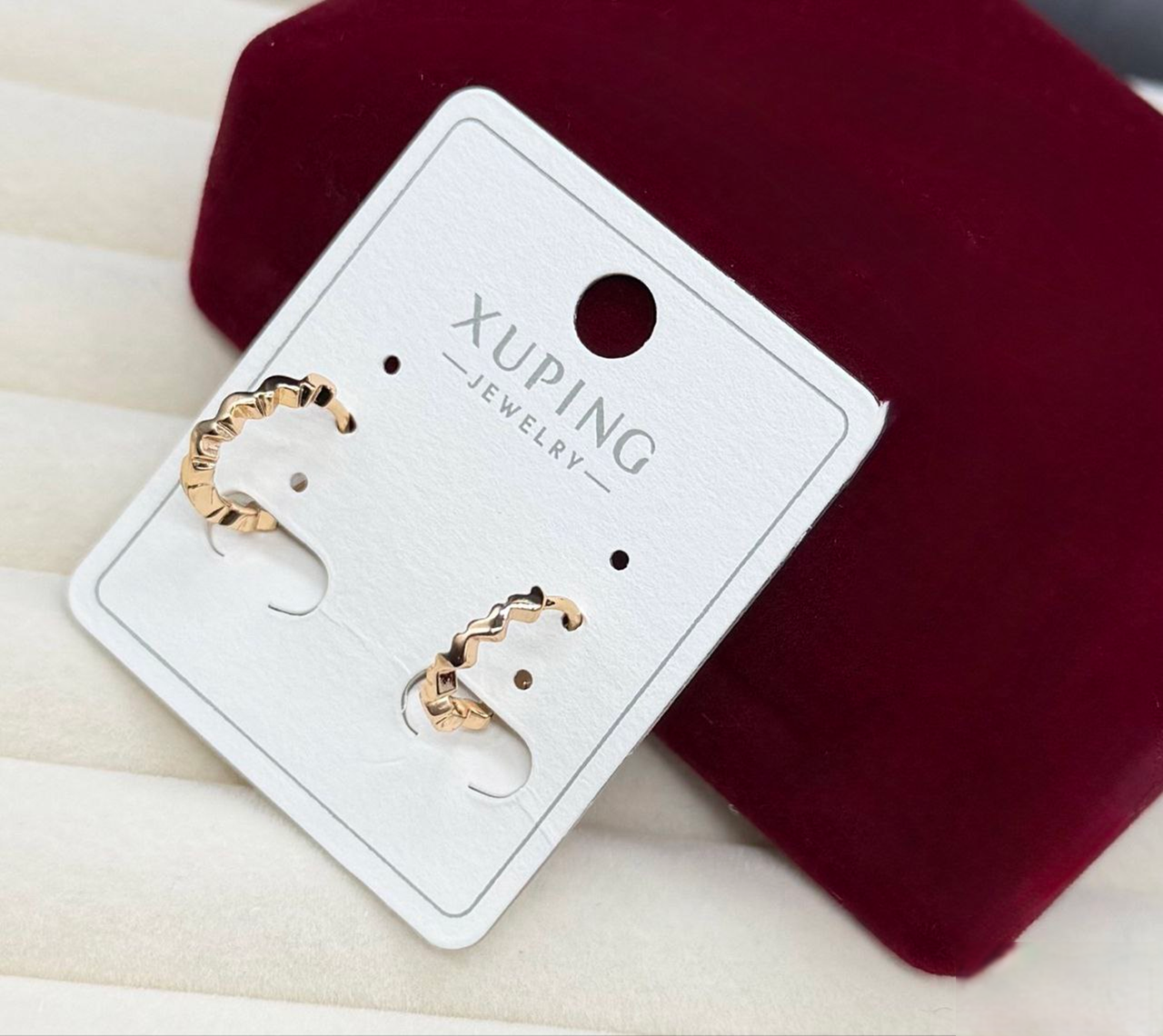 Серьги кольца Xuping гипоаллергенное медицинское золото с нежным рельефным дизайном стильное украшение для ежедневного образа