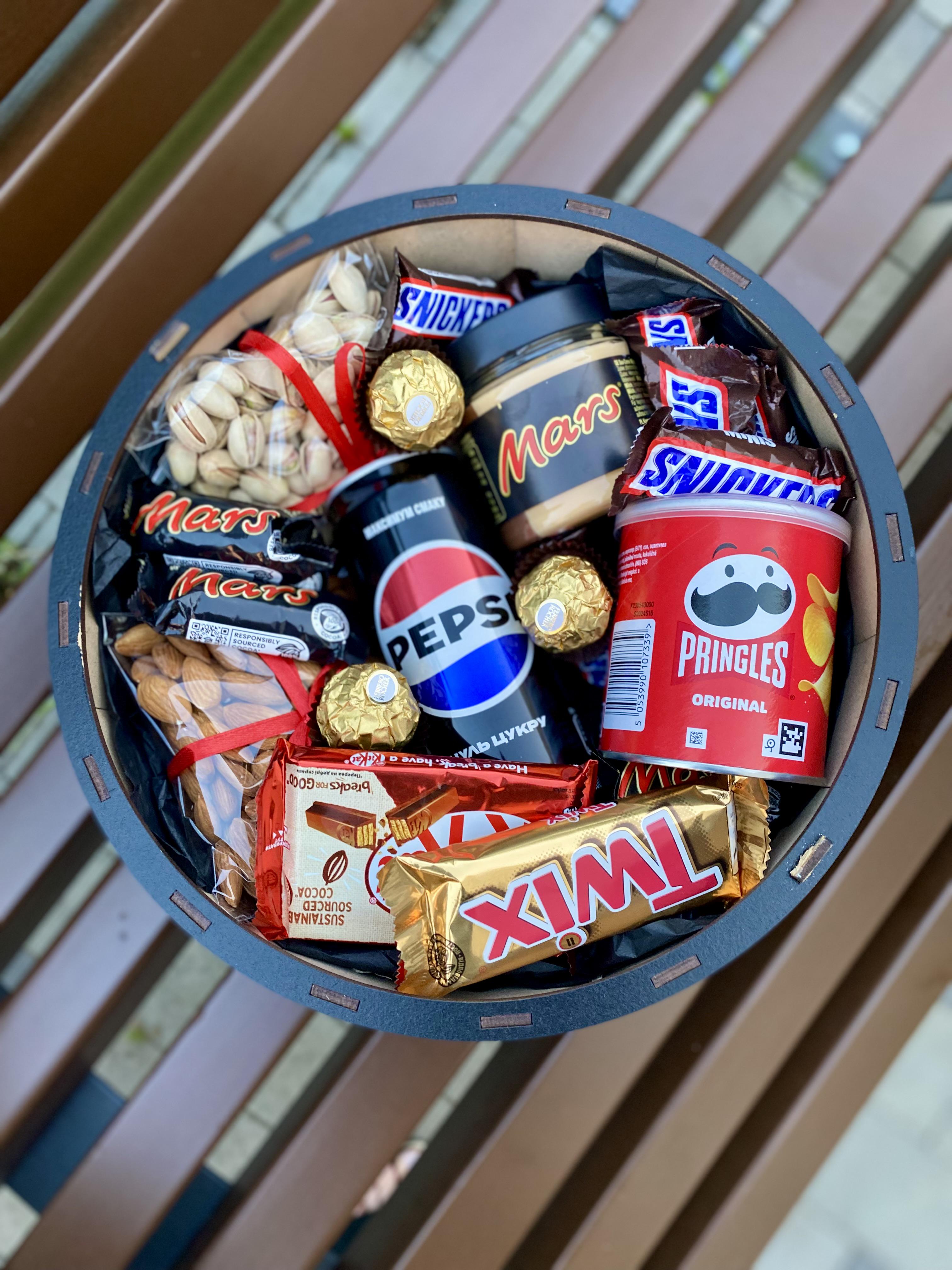 ​Подарочный бокс для мужчины батончики Mars и Snickers/конфеты Ferrero Rocher фисташки M 27 см (OMB-50)