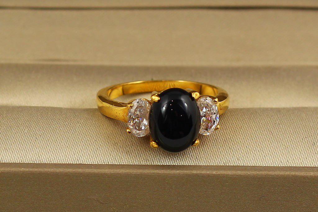 Кольцо большой черный оникс с двумя цирконами р. 17 (29191022)