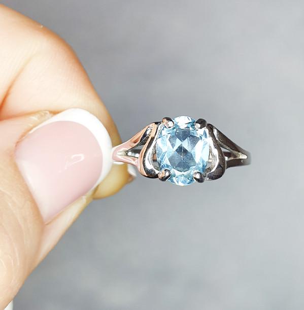 Кольцо серебряное с голубым топазом р. 19 3,22 г (1516585035)