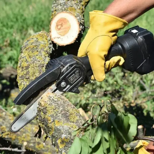 Сучкорез для обрезки деревьев Mini Electric Chainsaw 2 АКБ 6" в кейсе (23451772) - фото 4 Сучкорез для обрезки деревьев Mini Electric Chainsaw 2 АКБ 6" в кейсе (23451772) - фото 4