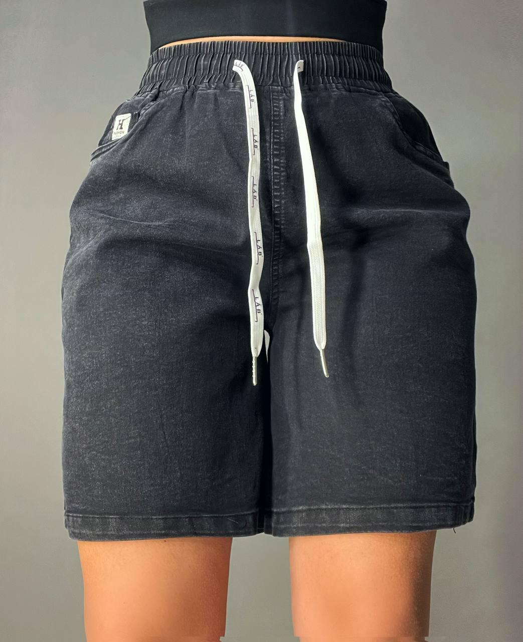 Шорты женские джинсовые Yingguoxiang 9062-1 мом с резинкой на талии и подворотом р. 28 Черный (4299) Шорты женские джинсовые Yingguoxiang 9062-1 мом с резинкой на талии и подворотом р. 28 Черный (4299)