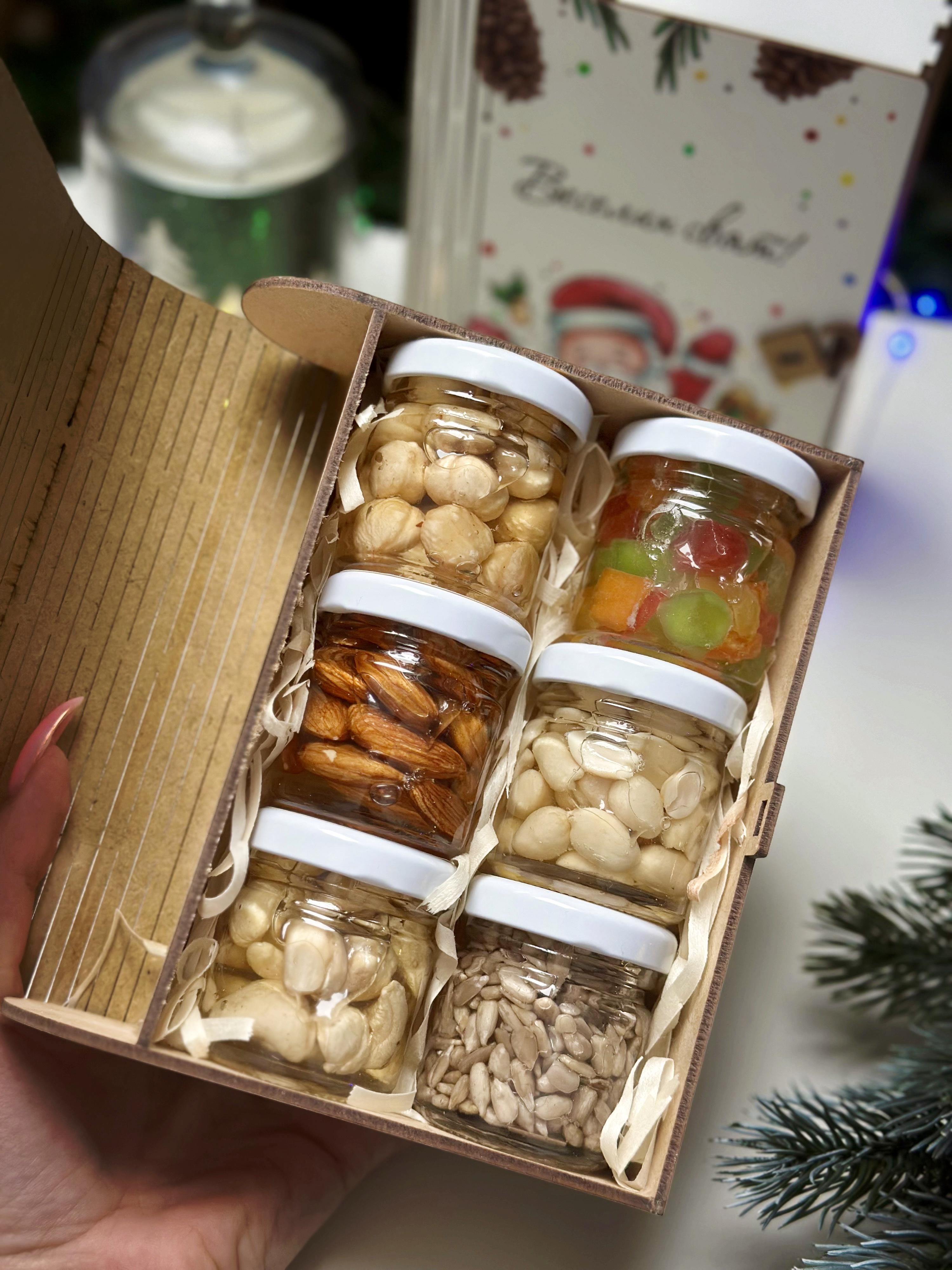 Подарунковий набір у дерев'яній коробці до Нового року горішки в меді акації 6 баночок по 50 г - фото 2 Подарунковий набір у дерев'яній коробці до Нового року горішки в меді акації 6 баночок по 50 г - фото 2