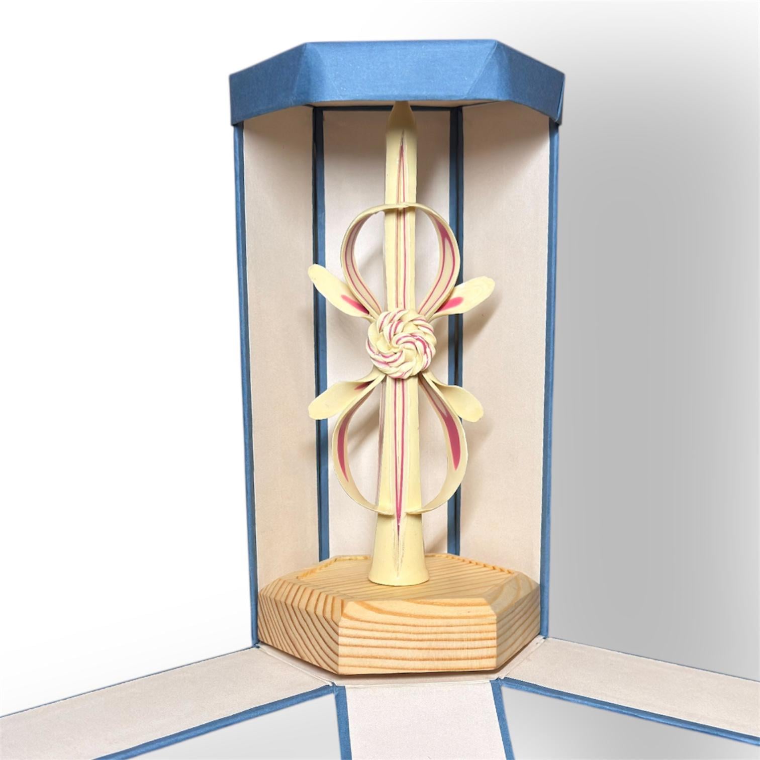 Свеча и подсвечник в подарочной коробке пчелый воск ручная резьба сосновое дерево 15 см