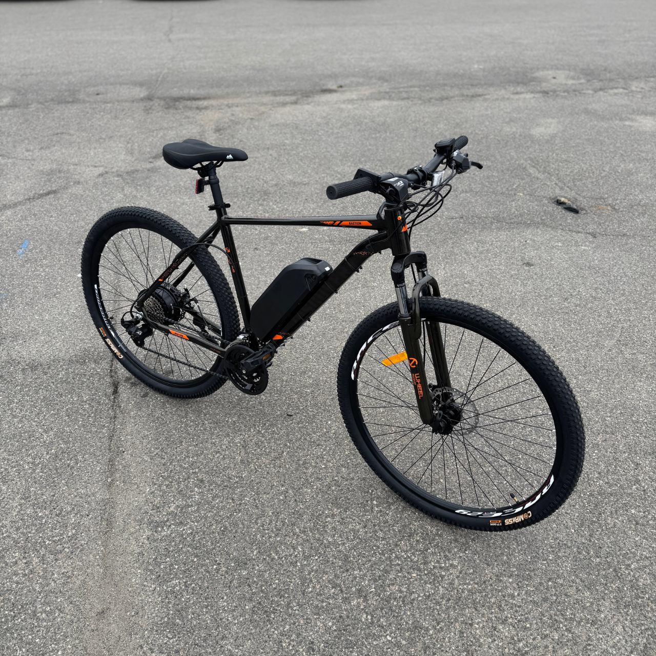 Велосипед з Е-комплектом AL Discovery BASTION 2025 29" 48 В 500 Вт MXSUS 15 Ah до 55 км запас ходу дисплей LSD10 Pas-асистент