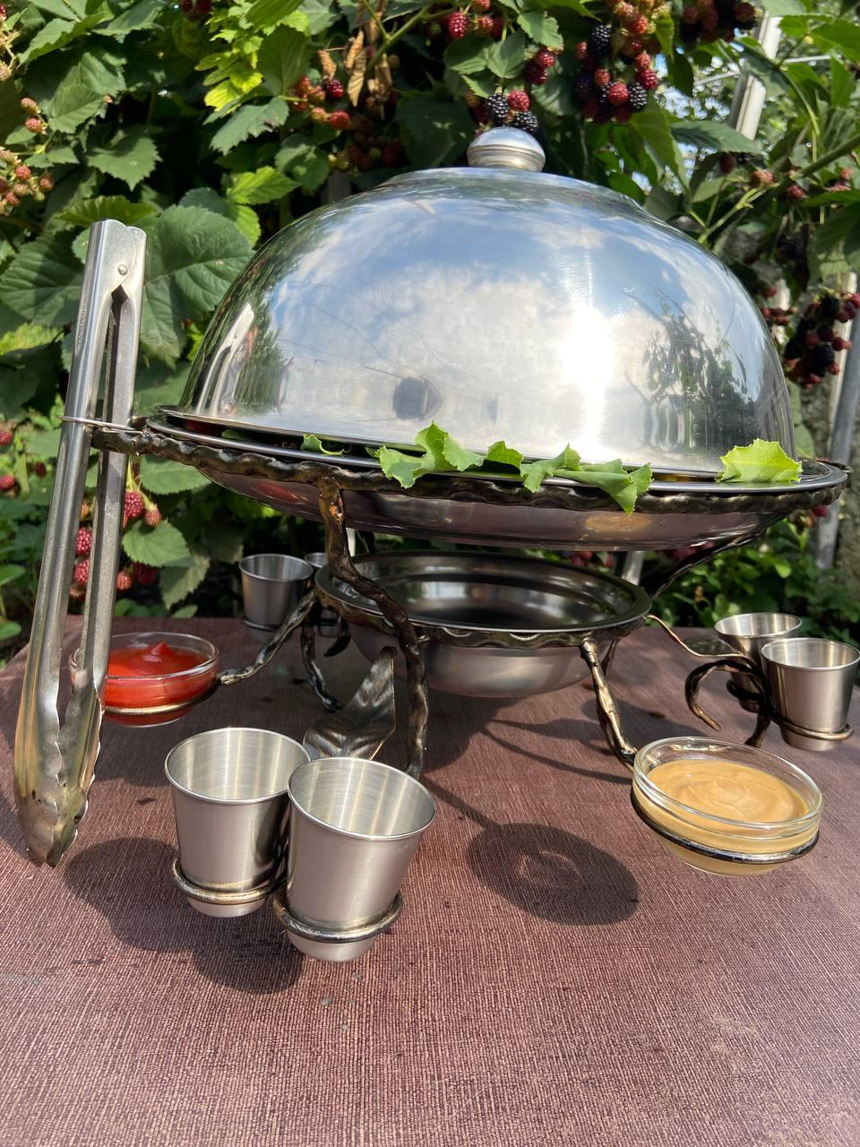 Садж для підігріву шашлика з соусницями і стопками 36 см та щипці - фото 4