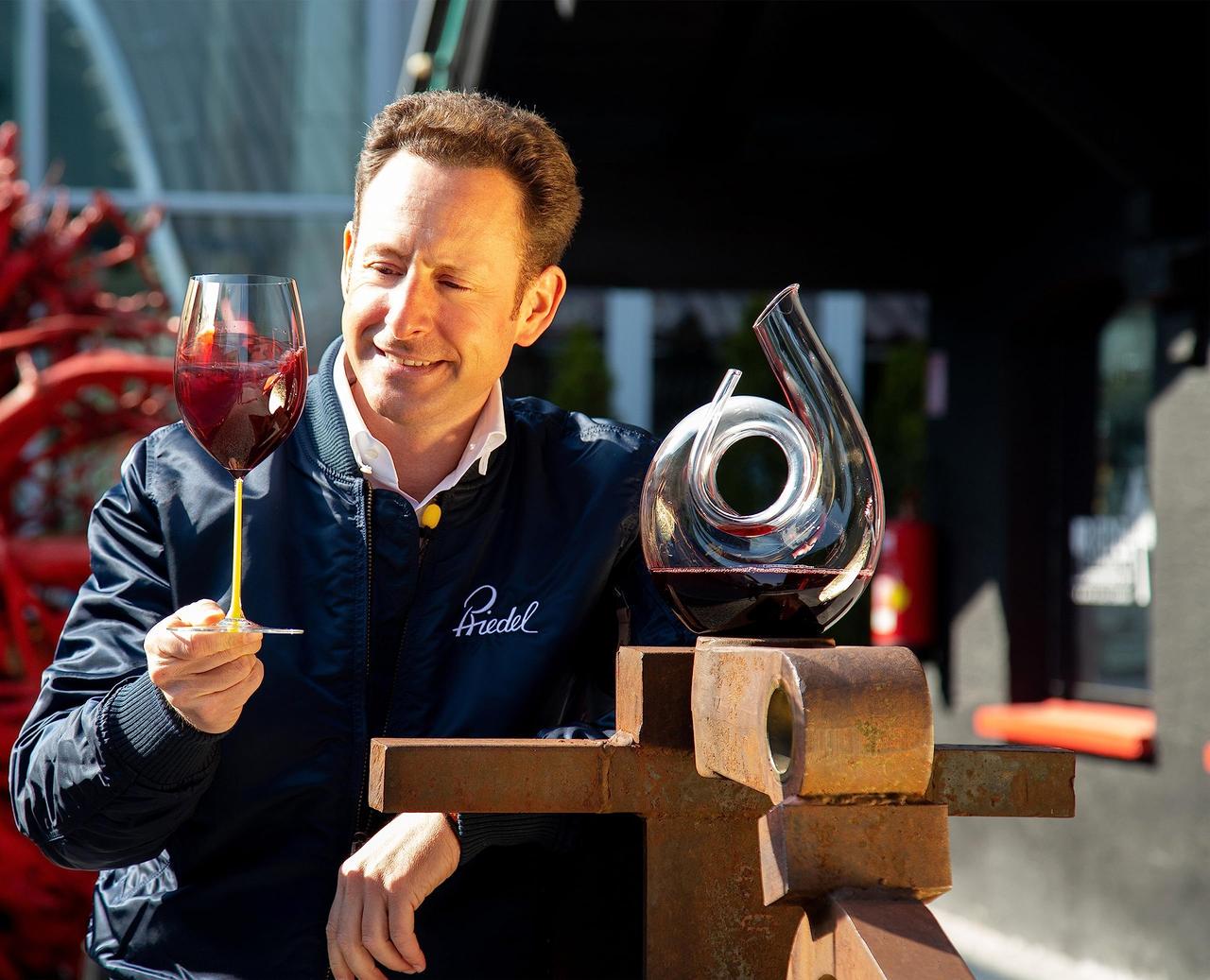 Декантер для вина Riedel Curly clear 1400 мл (2011/04 S1) - фото 4 Декантер для вина Riedel Curly clear 1400 мл (2011/04 S1) - фото 4