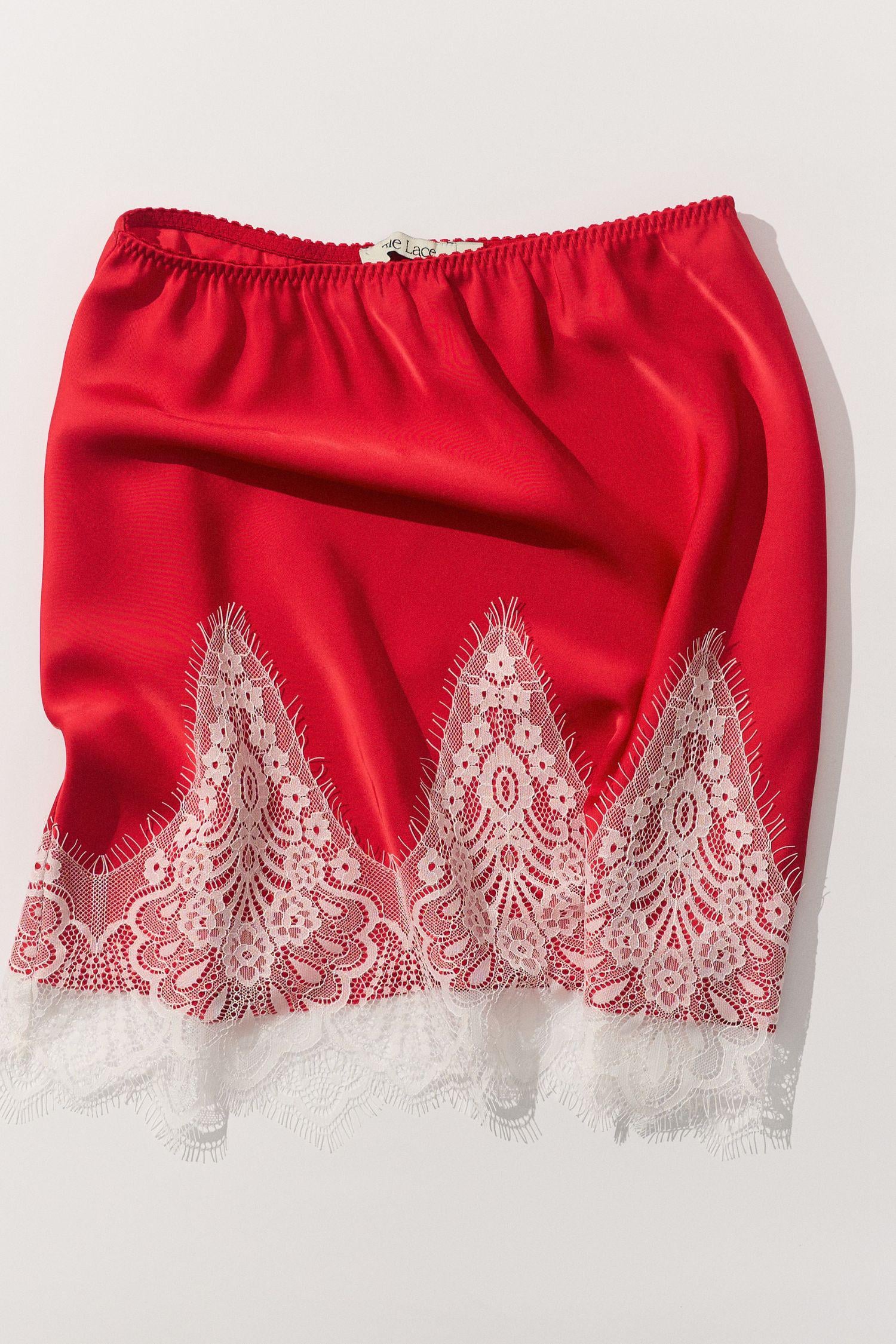 Спідниця міні сатинова з фігурним мереживом THE LACE червона S