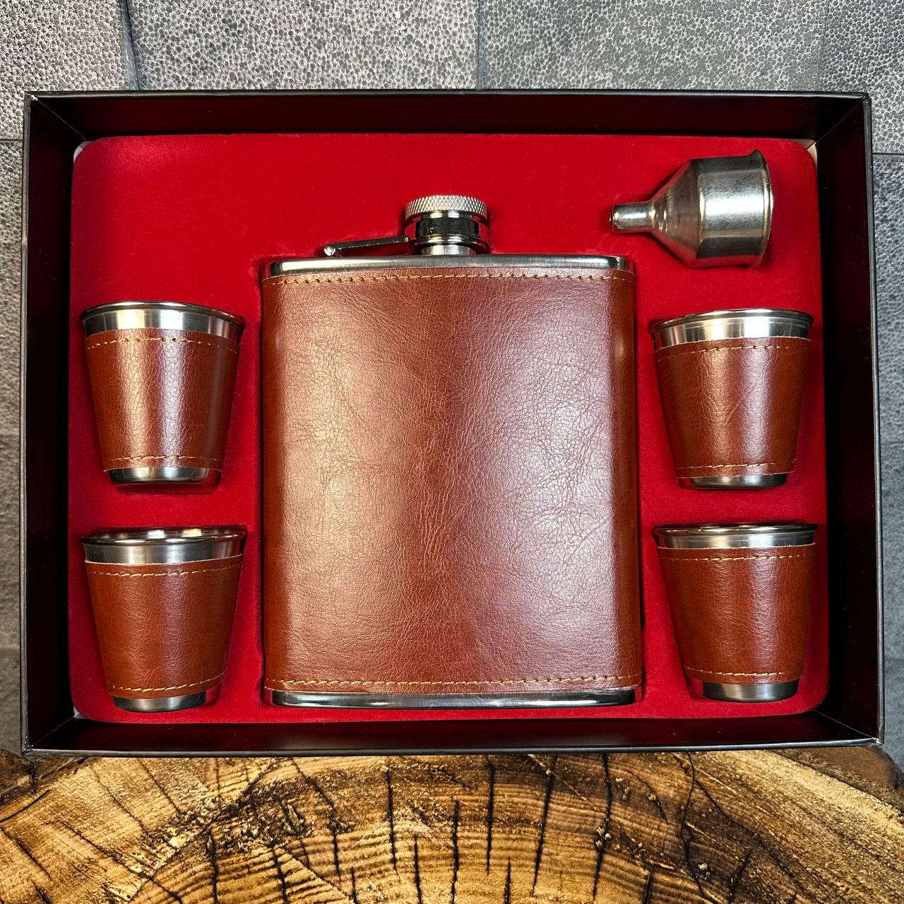 Набір фляга для алкоголю та 4 чарки в оздобленні екошкірою у подарунковій коробці (61011) - фото 10 Набір фляга для алкоголю та 4 чарки в оздобленні екошкірою у подарунковій коробці (61011) - фото 10