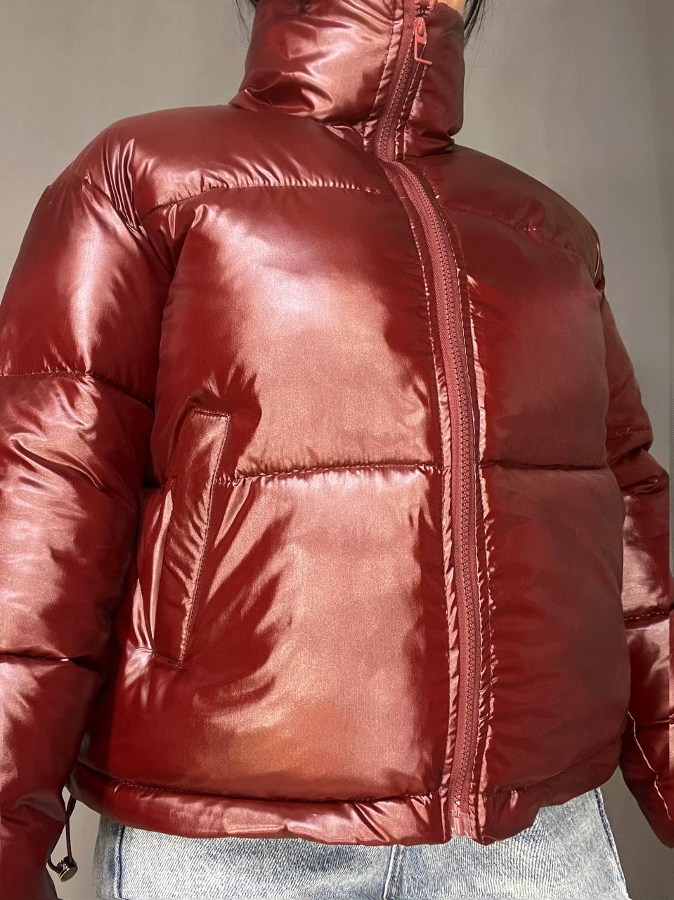 Куртка женская Lady Yep 9073 глянцевая пуффер с карманами без капюшона короткая р. 44 Бордовый (3535) - фото 6