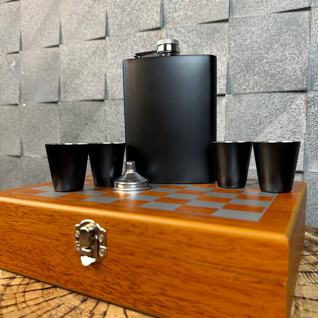 Подарунковий набір матова чорна фляга для алкоголю та 4 чарки з шахами в дерев'яній коробці - фото 11 Подарунковий набір матова чорна фляга для алкоголю та 4 чарки з шахами в дерев'яній коробці - фото 11
