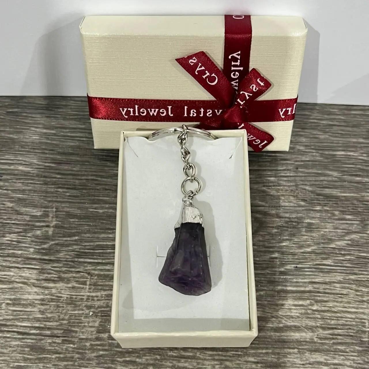 Натуральний камінь Аметист фіолетовий кулон природної форми на брелоку для ключів сталь упакований в коробочку (82318349)