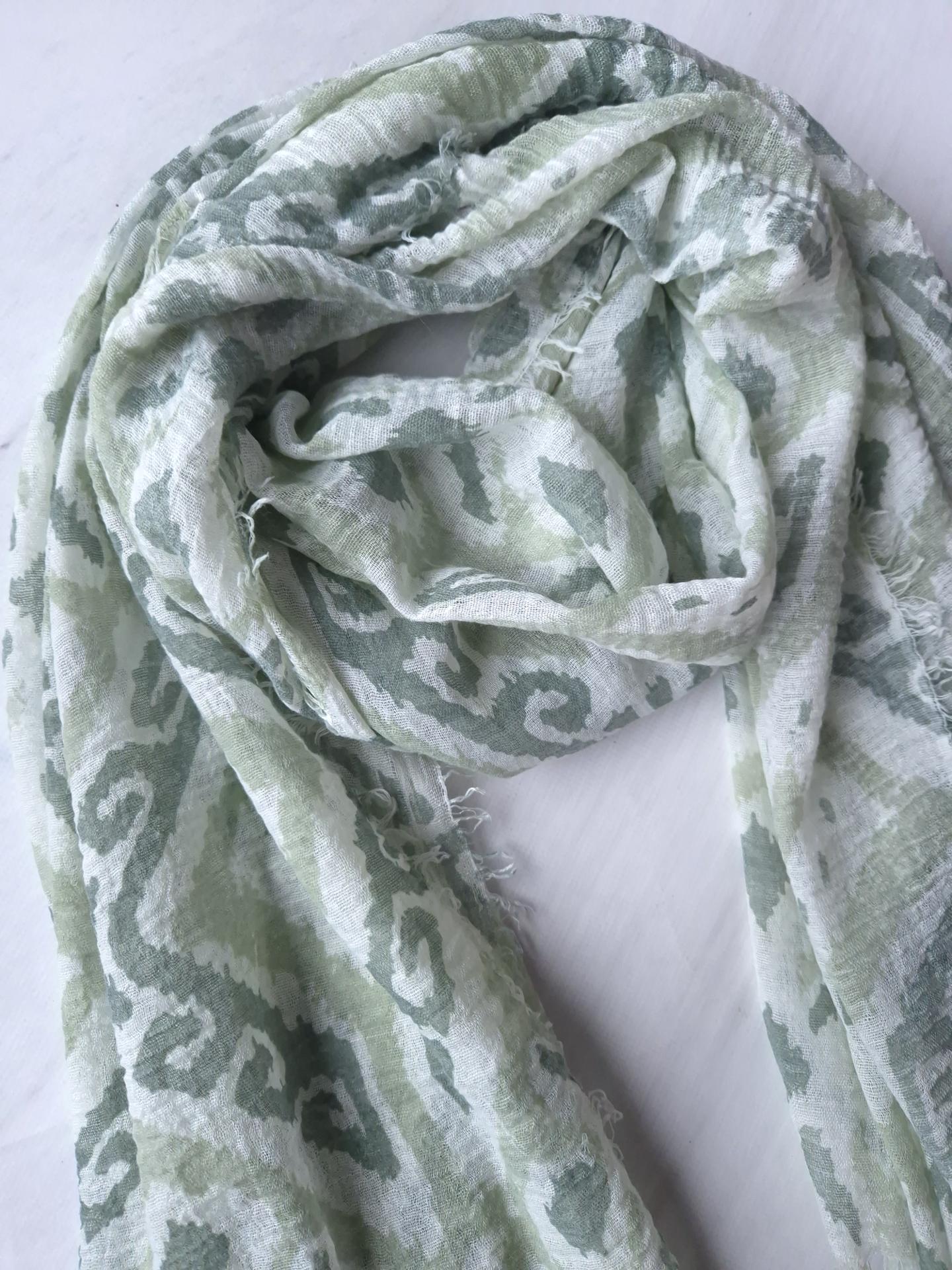 Шарф-палантин жіночий в геометричний принт весна-осінь 184х96 см Зелений (15084) - фото 3 Шарф-палантин жіночий в геометричний принт весна-осінь 184х96 см Зелений (15084) - фото 3