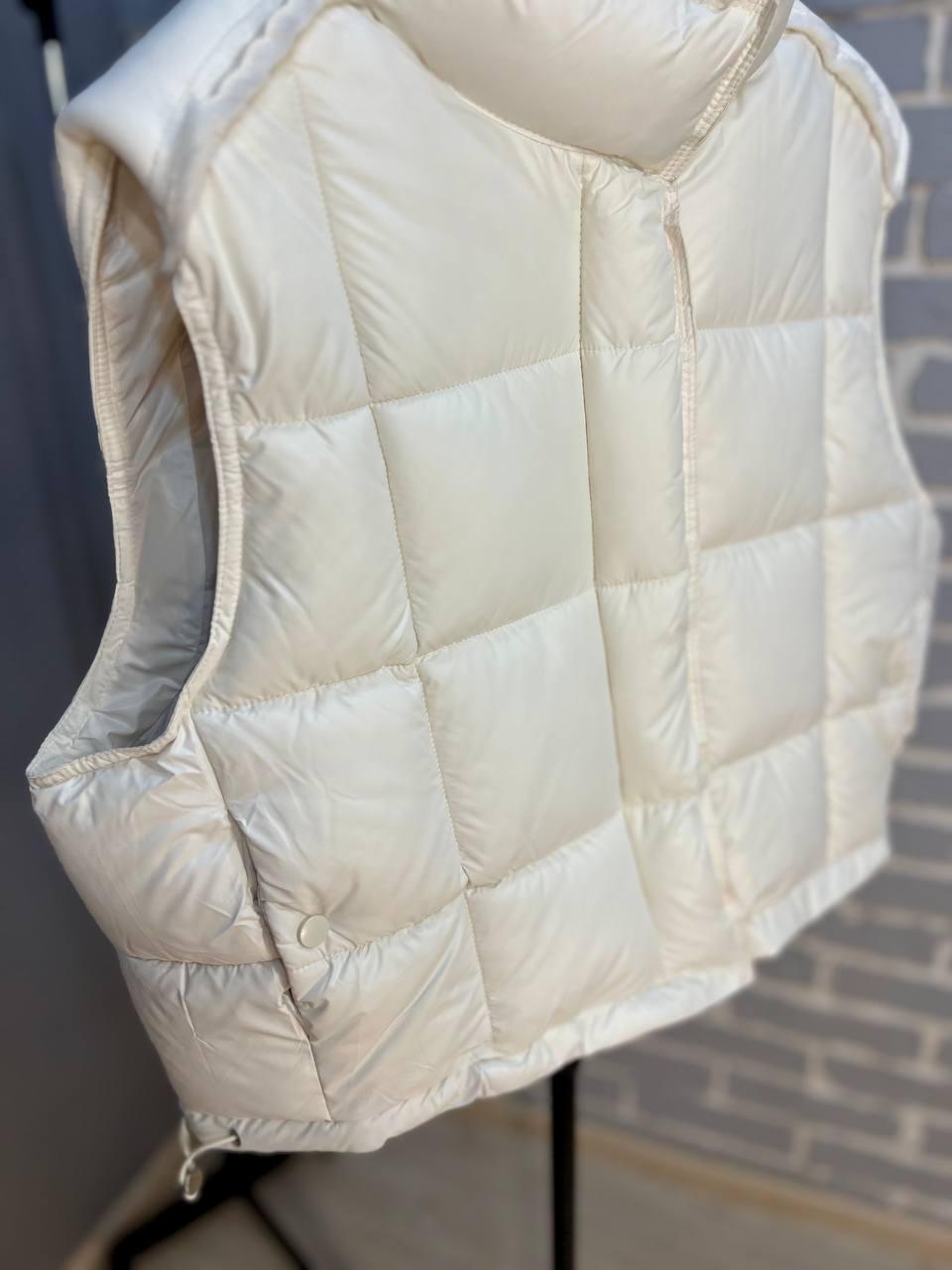 Жилетка жіноча Lady Yep 9039 стьобана коротка вставка з екошкіри на спині р. 46 Молочний (2645) - фото 4 Жилетка жіноча Lady Yep 9039 стьобана коротка вставка з екошкіри на спині р. 46 Молочний (2645) - фото 4