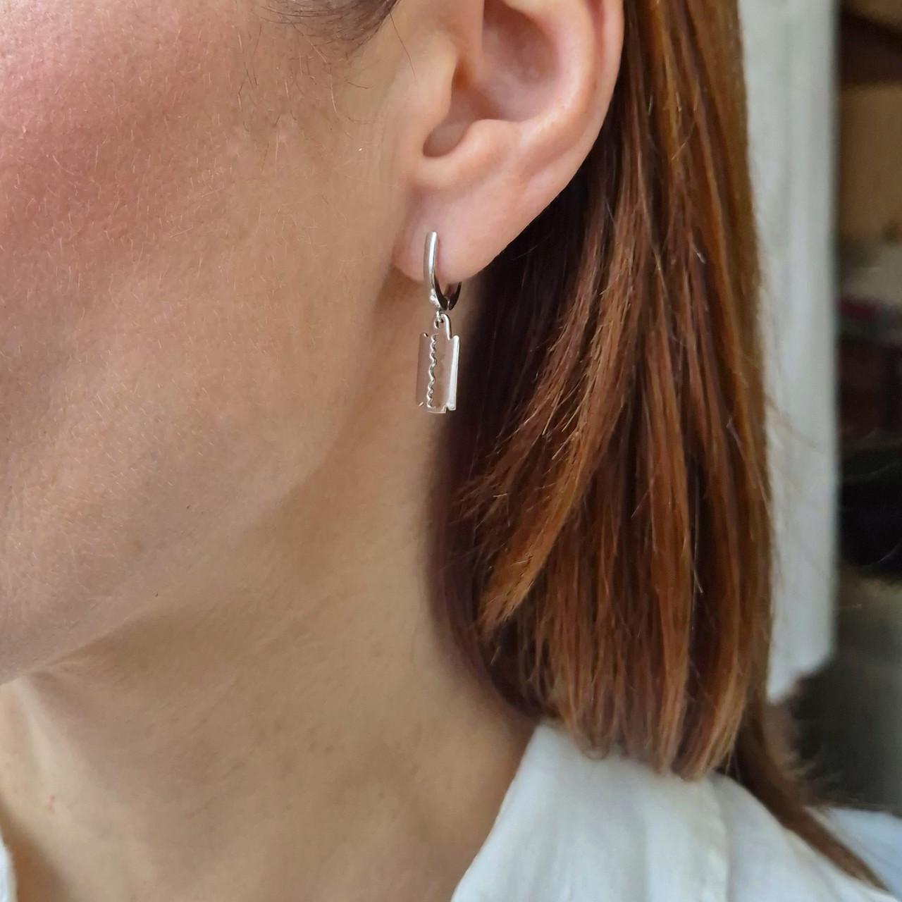 Сережки без каменів з підвіскою леза срібло 925 проби родоване 2,60 г (2448r) - фото 3