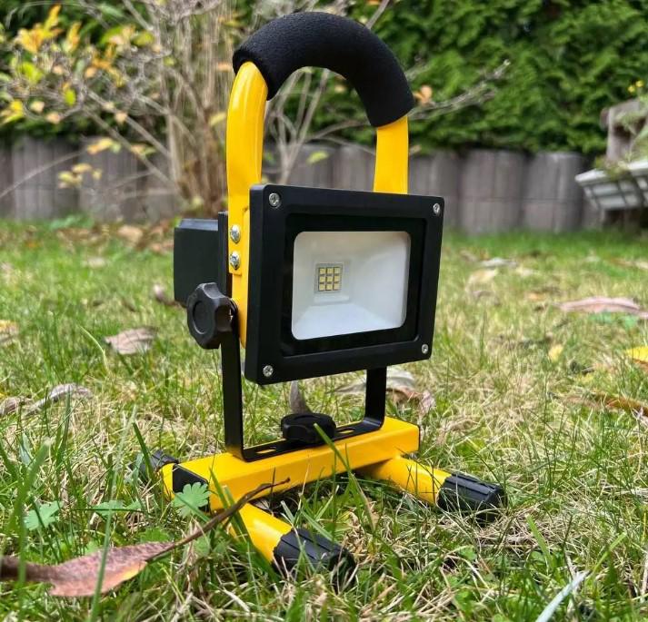 Фонарь прожектор с аккумулятором Led 10 W - фото 2