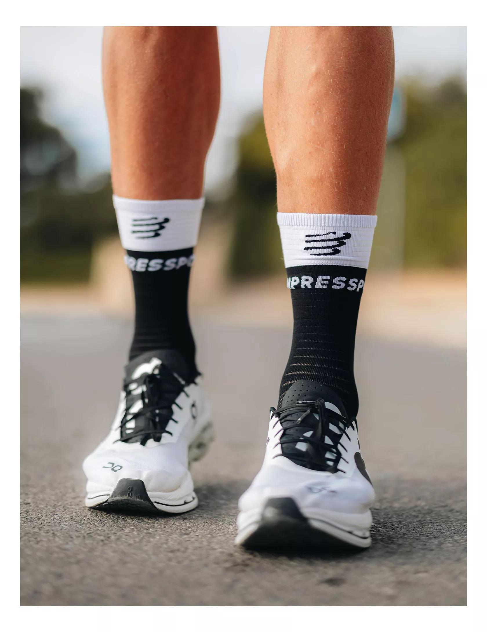 Шкарпетки Compressport Mid Compression Socks V2.0 T3 Black/White - фото 3